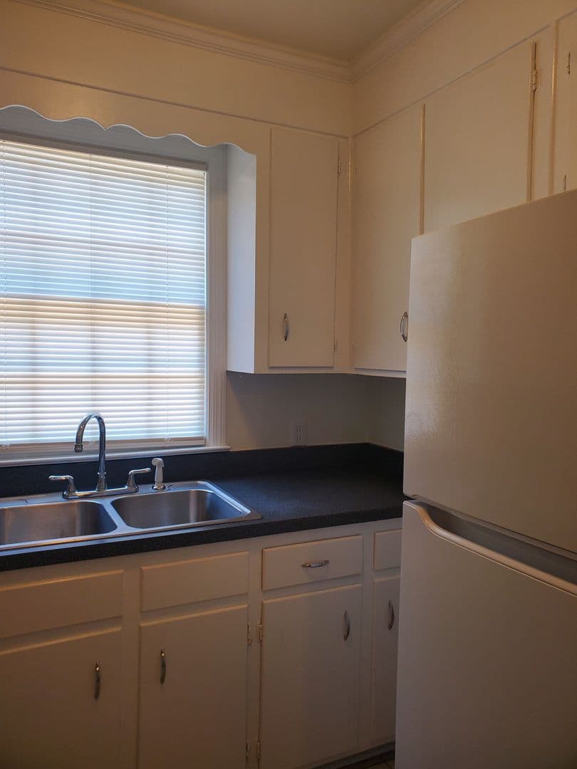 Savannah Apartment: 620 E 53rd St