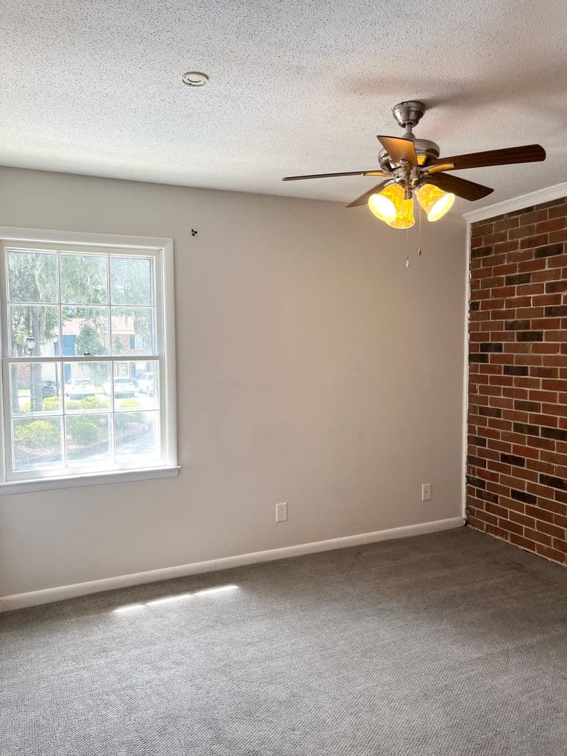 Savannah House: 455 Mall Blvd