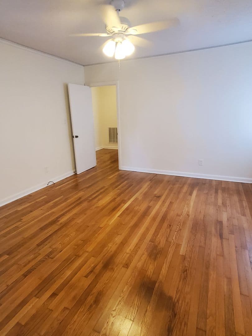 Savannah Apartment: 620 E 53rd St