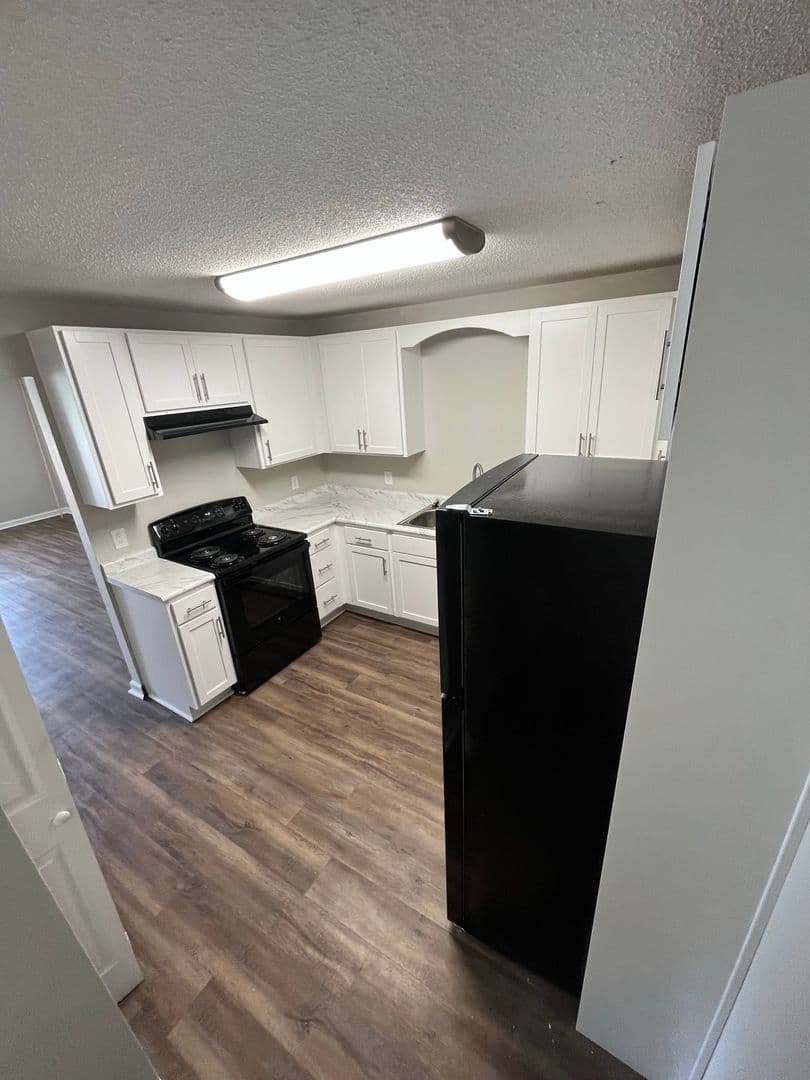 Springfield Apartment: 807 Ash Street Ext