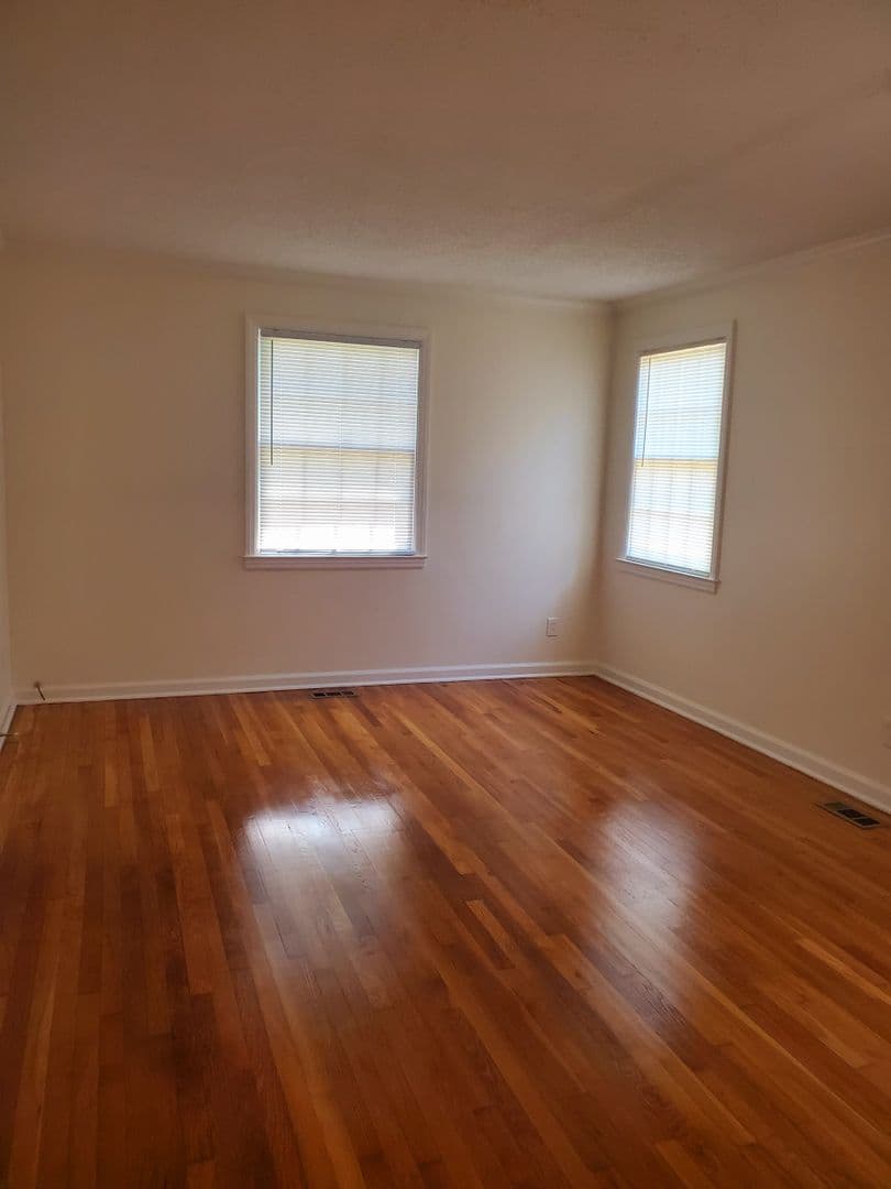 Savannah Apartment: 620 E 53rd St