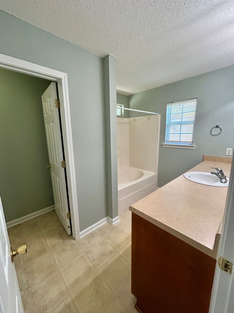 Savannah House: 6 Fontenot Ct