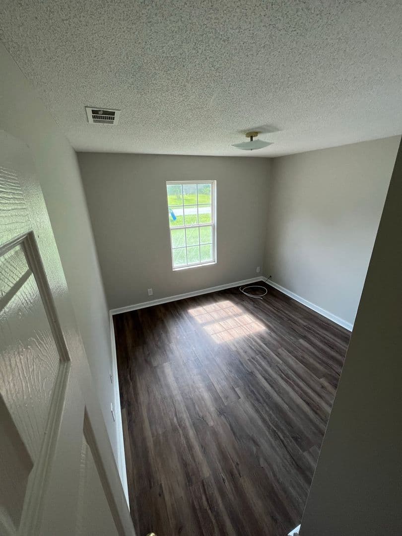 Springfield Apartment: 807 Ash Street Ext