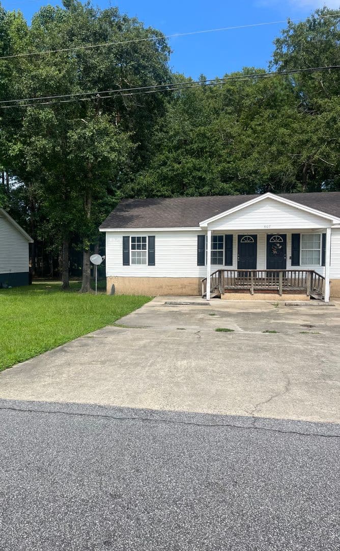 Springfield Apartment: 807 Ash Street Ext