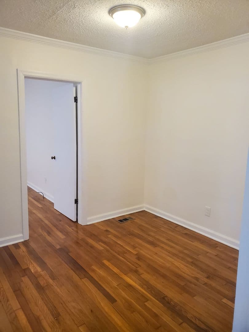 Savannah Apartment: 620 E 53rd St
