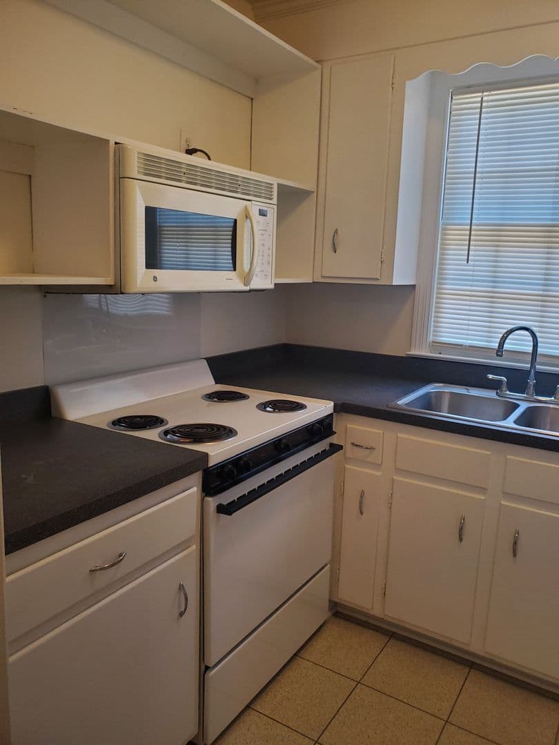 Savannah Apartment: 620 E 53rd St