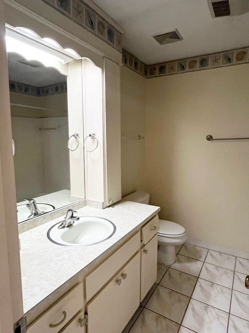 Savannah Townhome: 455 Mall Blvd