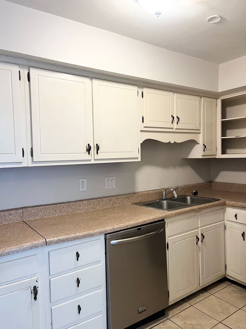 Savannah House: 455 Mall Blvd