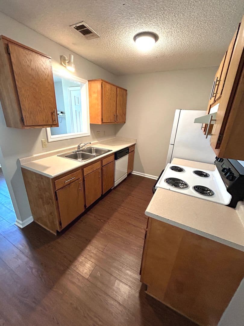 Savannah Apartment: 28 Chatham St