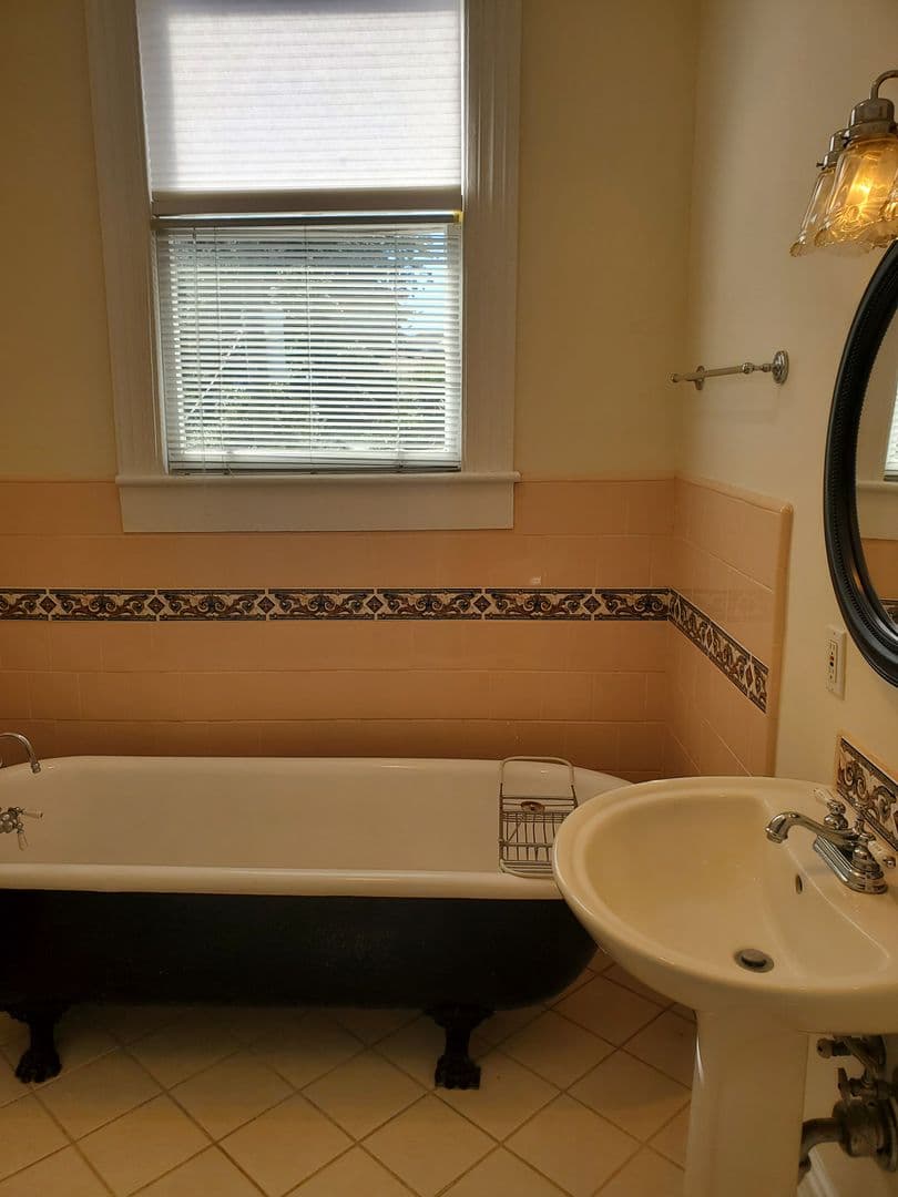 Savannah House: 2402 Lincoln Street
