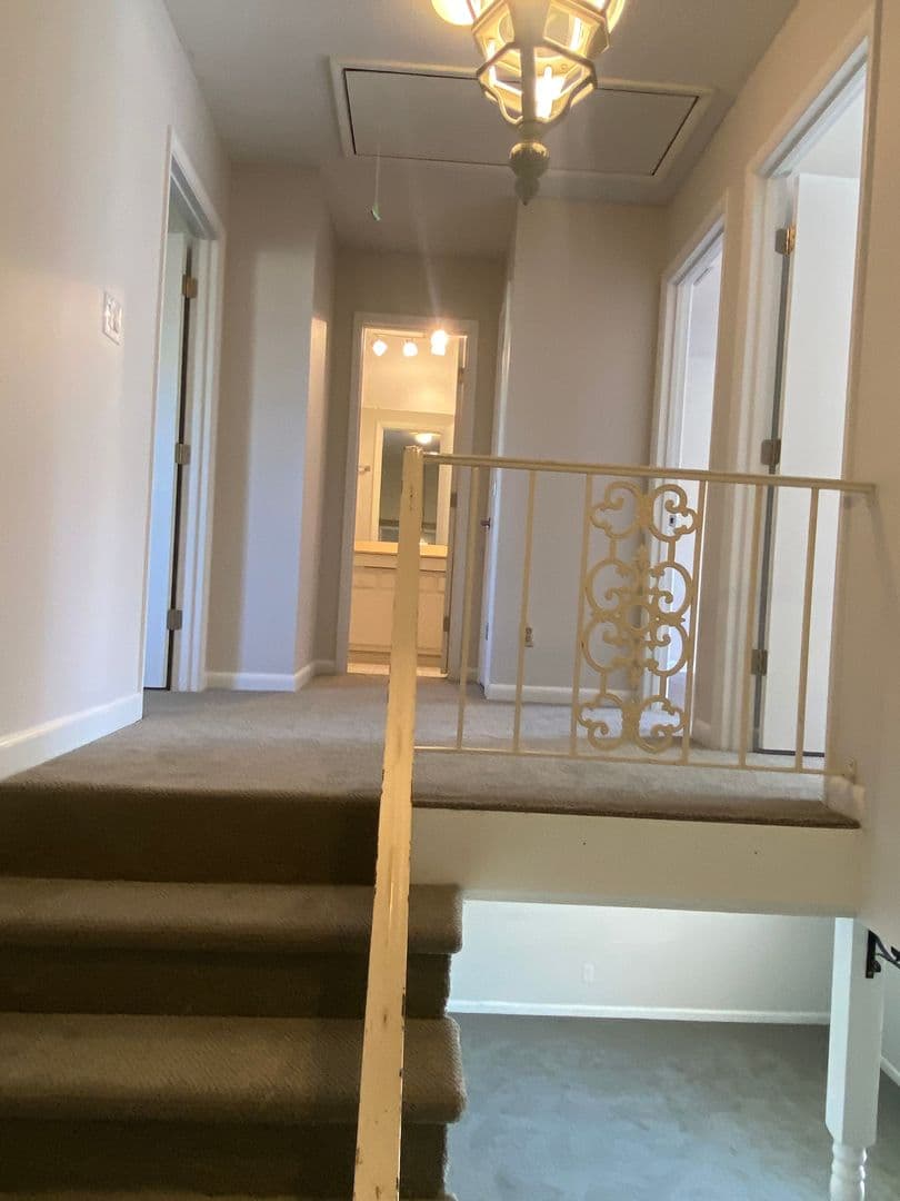 Savannah House: 455 Mall Blvd
