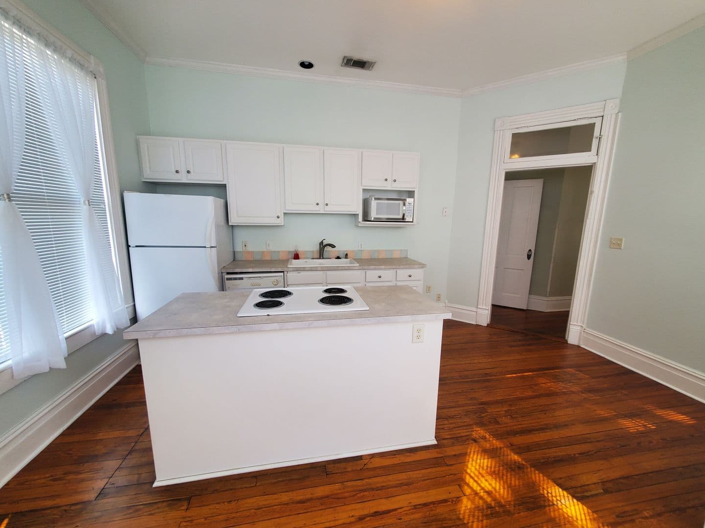 Savannah House: 2402 Lincoln Street