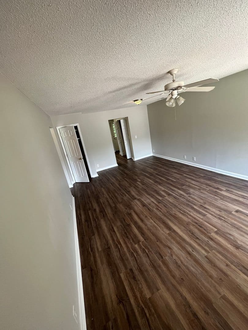 Springfield Apartment: 807 Ash Street Ext