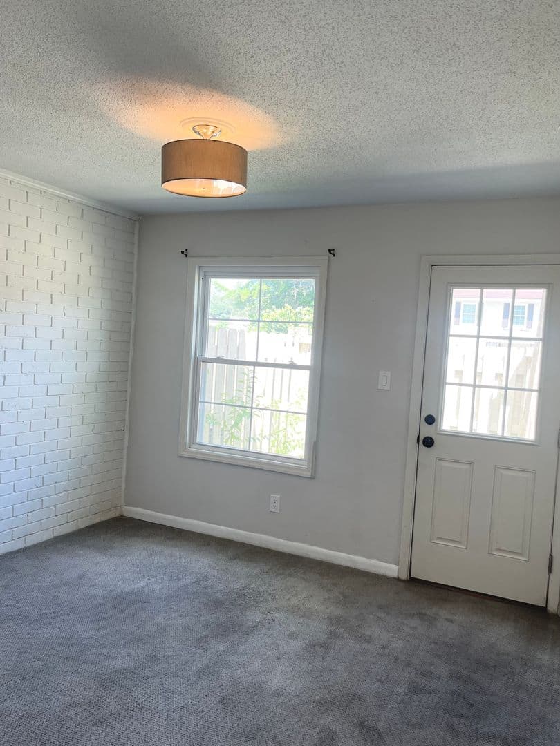 Savannah House: 455 Mall Blvd