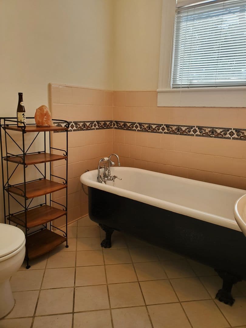 Savannah House: 2402 Lincoln Street