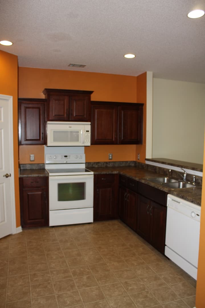 Savannah House: 8 Reese Way