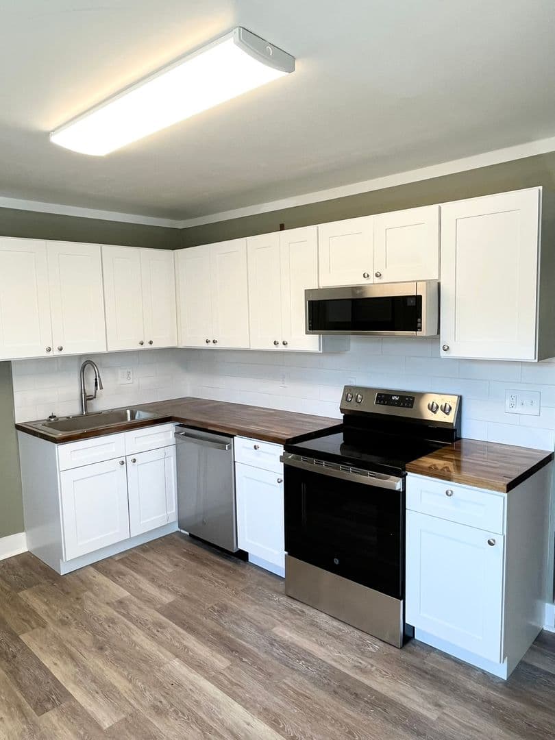 Savannah Apartment: 2524 Semken Ave