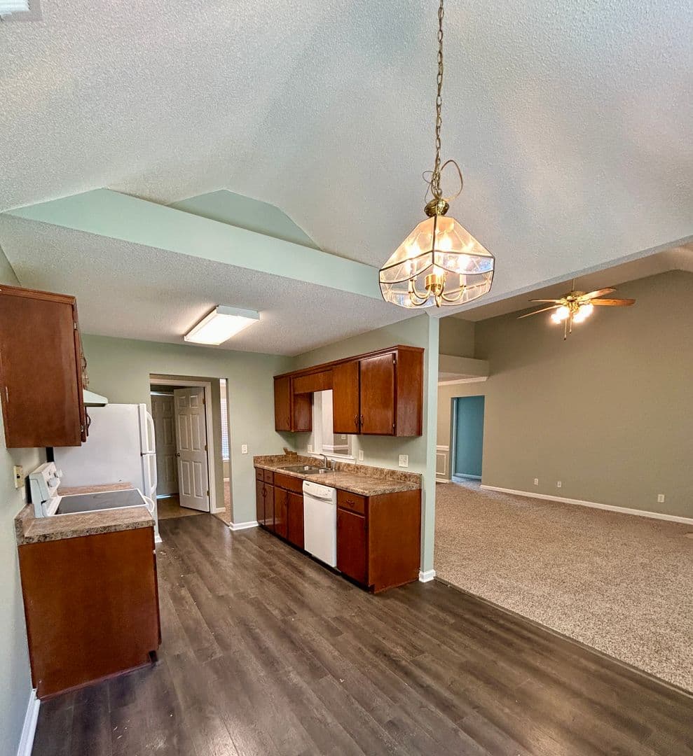 Savannah House: 6 Fontenot Ct