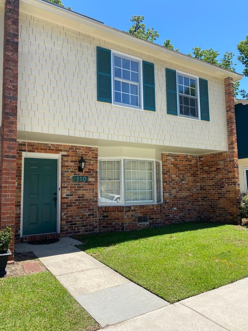 Savannah House: 455 Mall Blvd