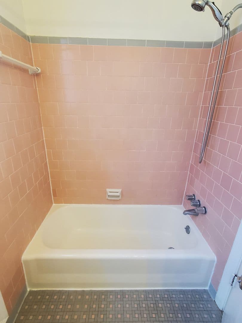Savannah Apartment: 620 E 53rd St