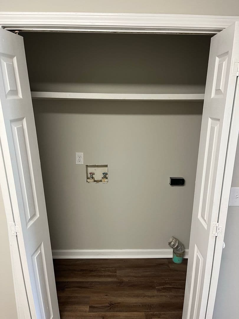 Springfield Apartment: 807 Ash Street Ext