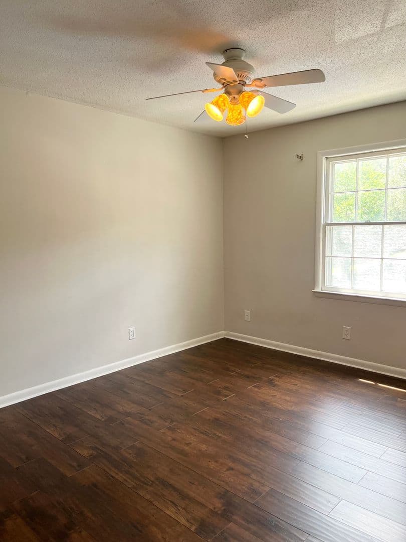 Savannah House: 455 Mall Blvd