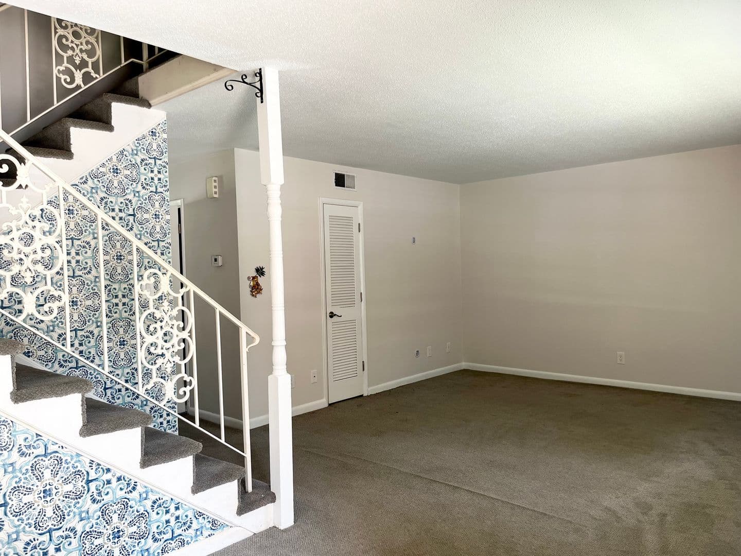 Savannah House: 455 Mall Blvd