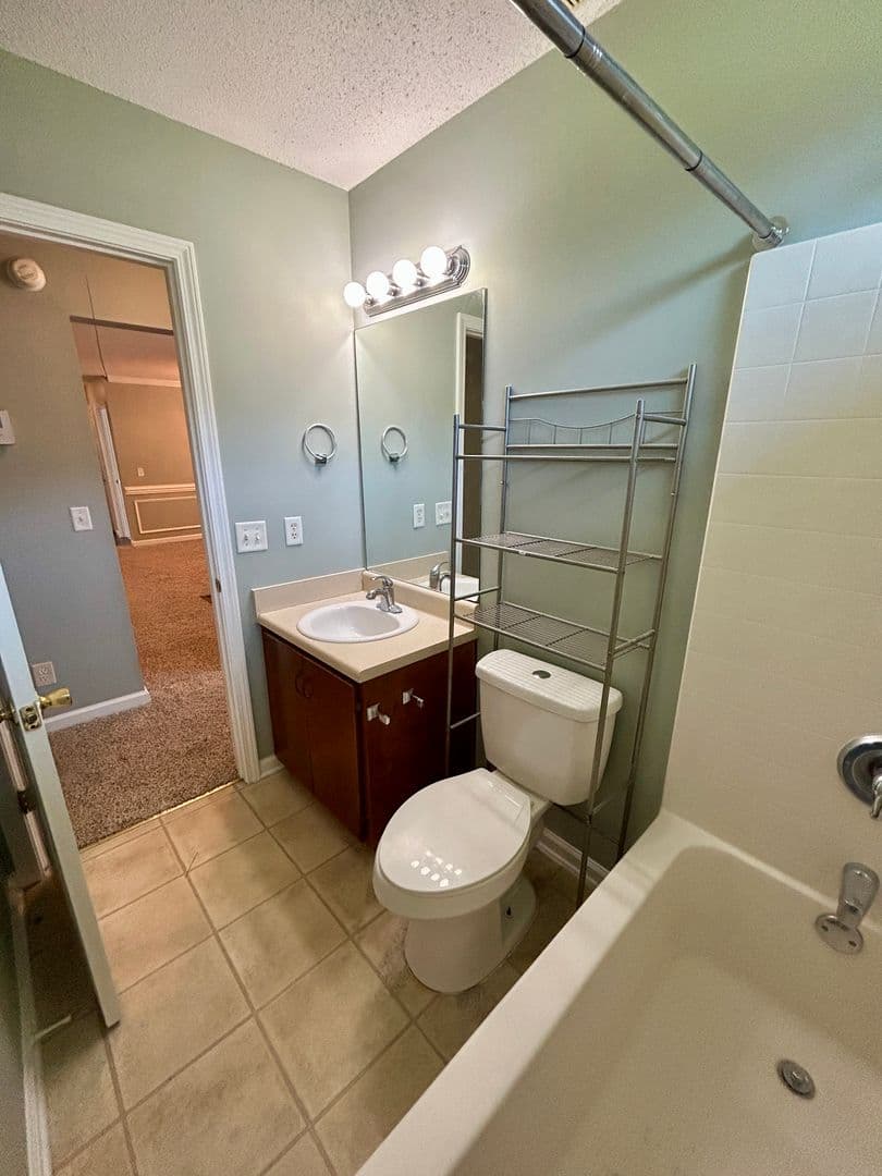 Savannah House: 6 Fontenot Ct