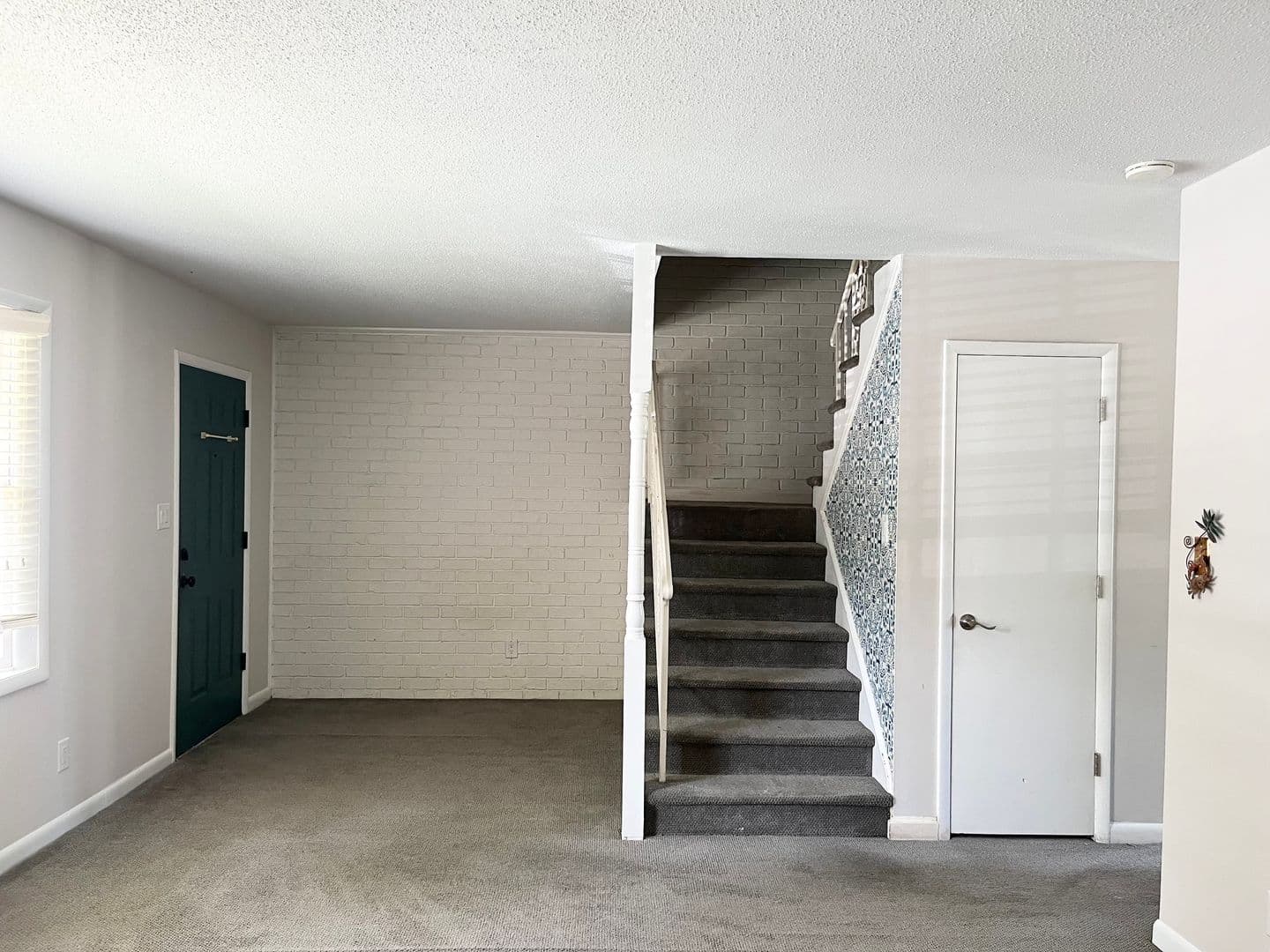 Savannah House: 455 Mall Blvd