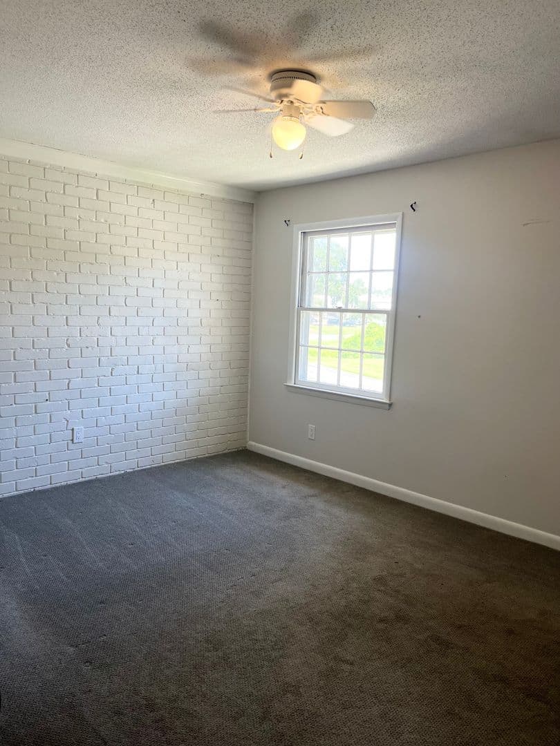 Savannah House: 455 Mall Blvd