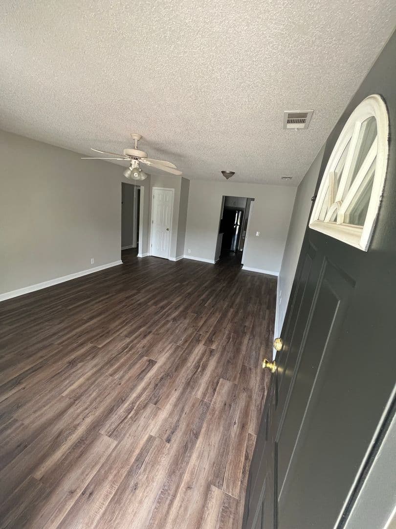 Springfield Apartment: 807 Ash Street Ext