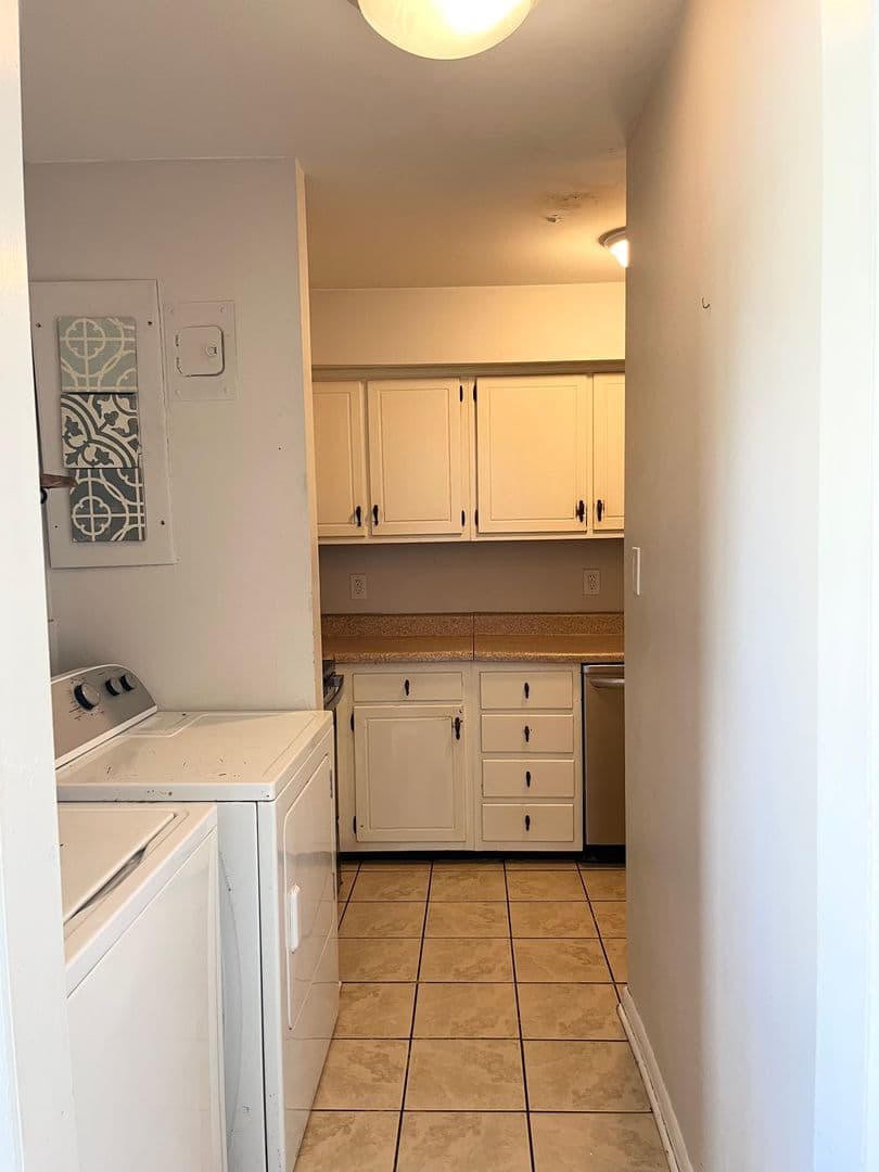 Savannah House: 455 Mall Blvd