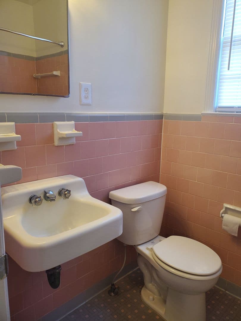 Savannah Apartment: 620 E 53rd St