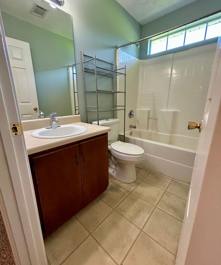 Savannah House: 6 Fontenot Ct