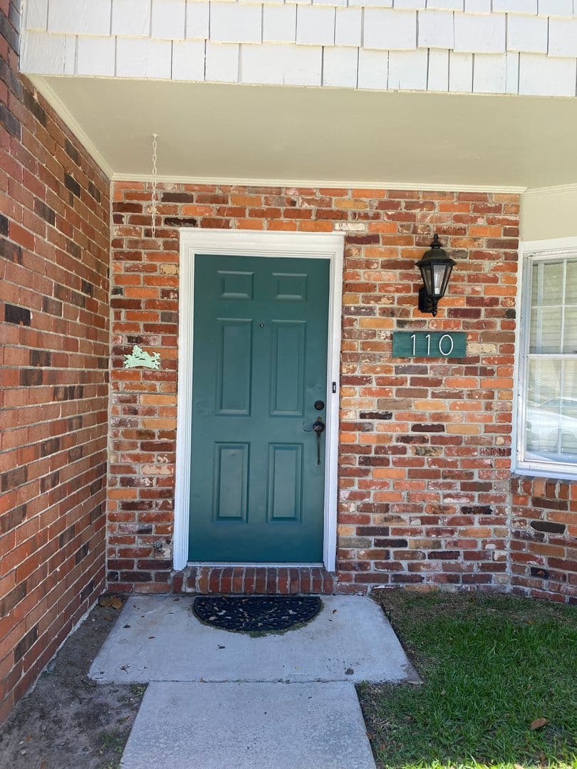 Savannah House: 455 Mall Blvd