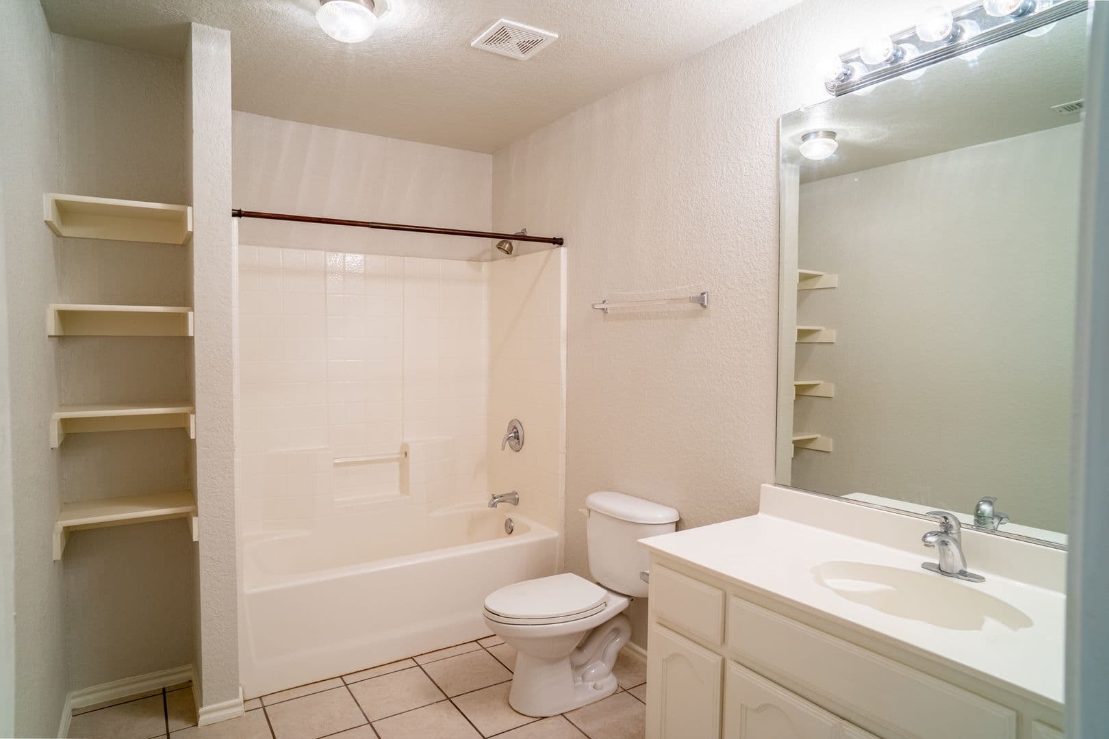 Saginaw House: 6100 Horsetrap