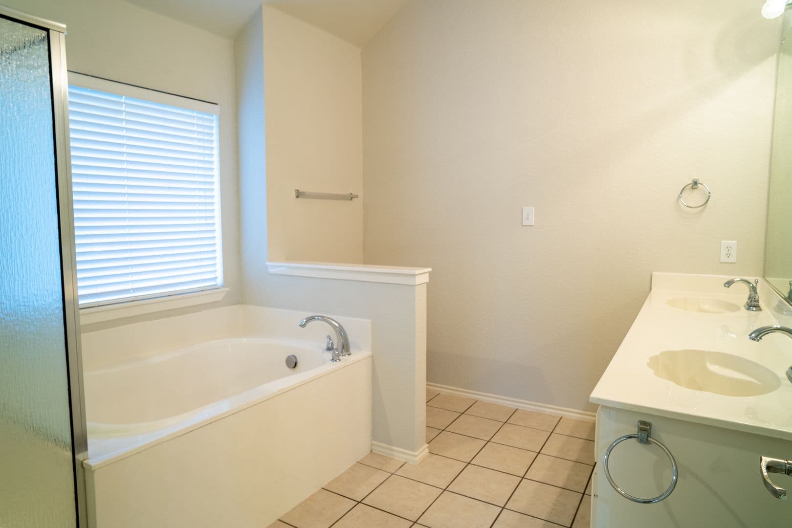 Saginaw House: 6100 Horsetrap