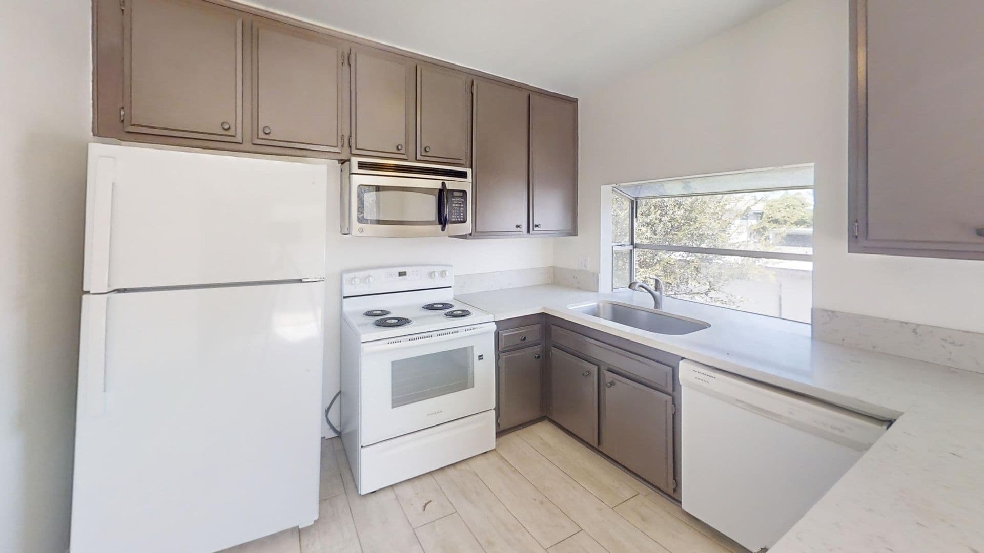Tustin Apartment: 14702 Plaza Dr