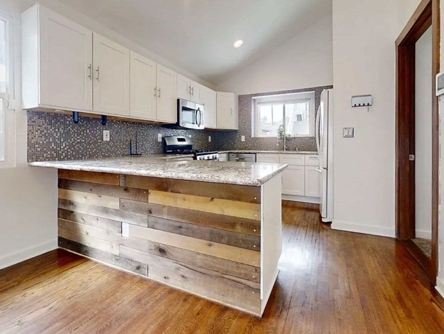 Los Angeles Apartment: 3629 Marmion Way