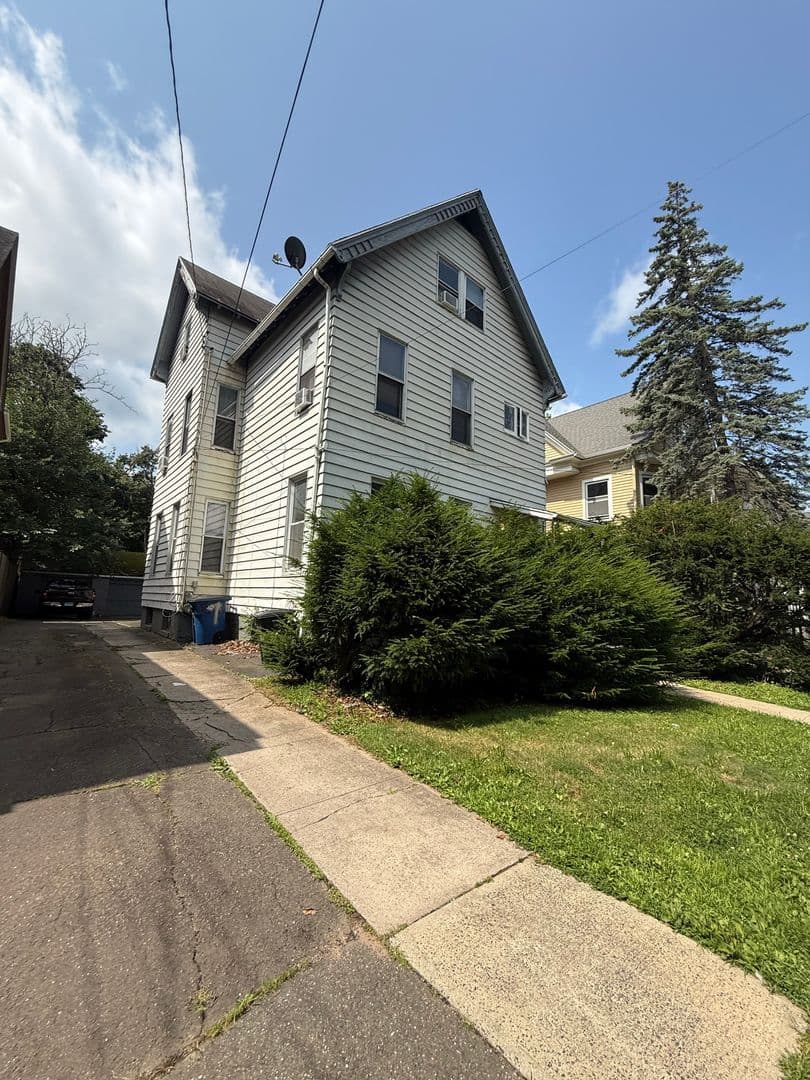 New Haven Apartment: 870 Elm Street