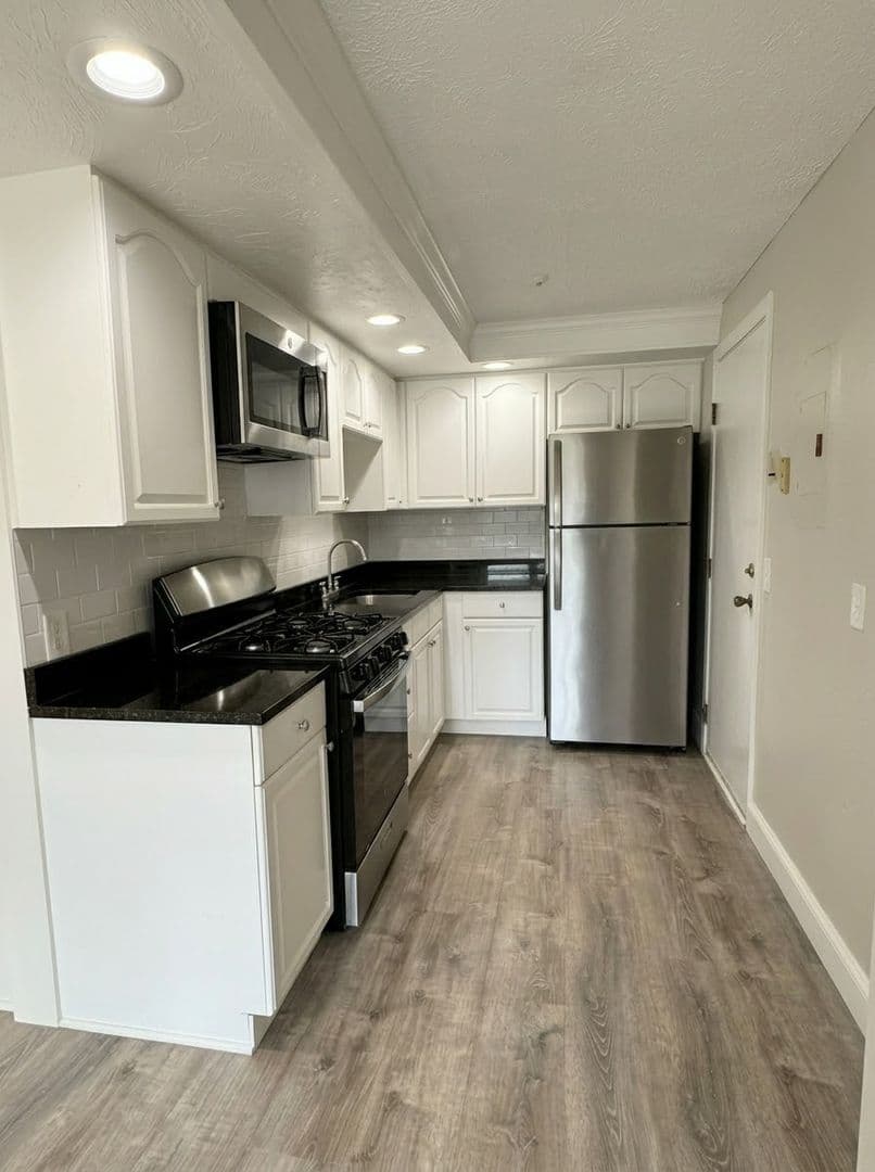 Billerica Apartment: 13-27 Kenmar Drive