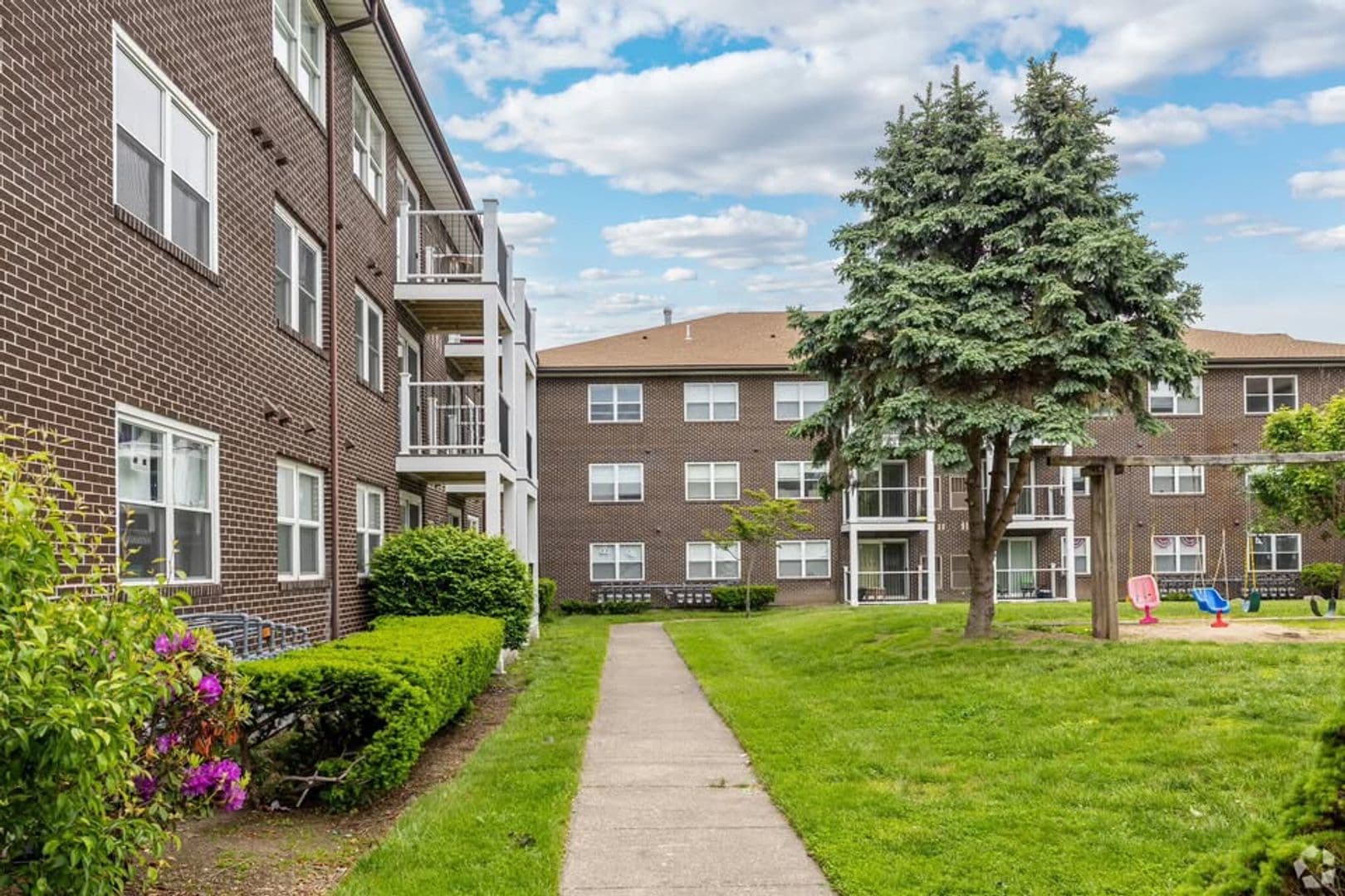 Billerica Apartment: 13-27 Kenmar Drive