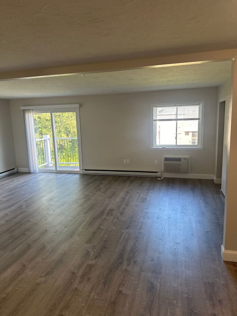 Webster Apartment: 310 Thompson Road