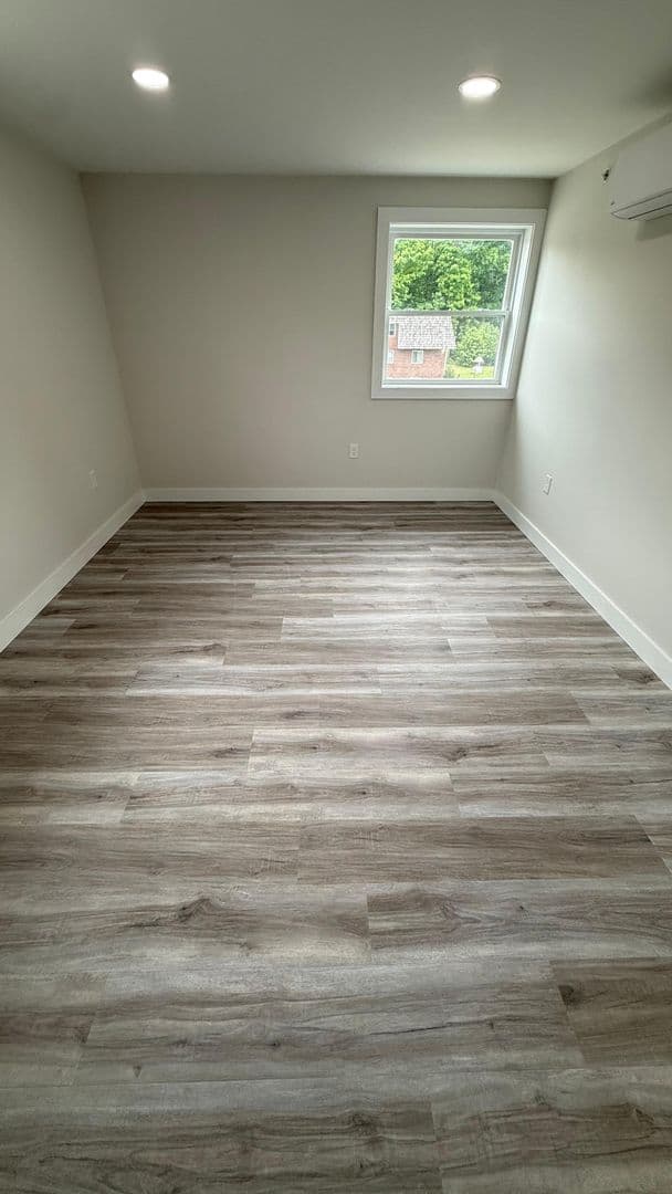 Webster Apartment: 310 Thompson Road