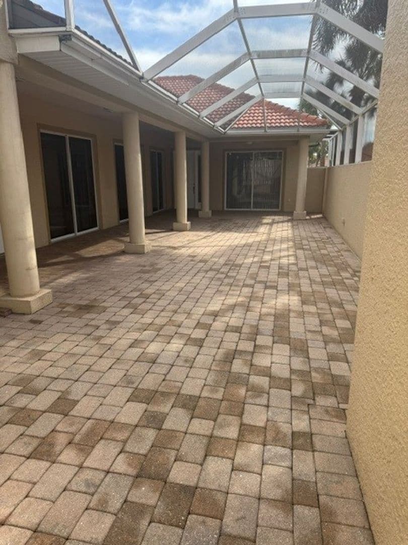 Fort Myers House: 13942 Bently Circle