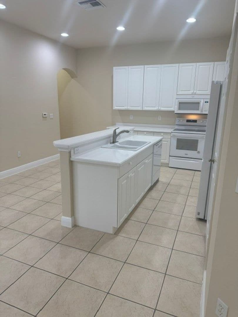 Fort Myers House: 13942 Bently Circle
