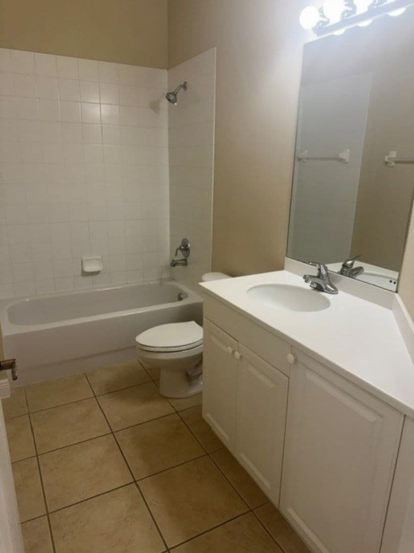 Fort Myers House: 13942 Bently Circle