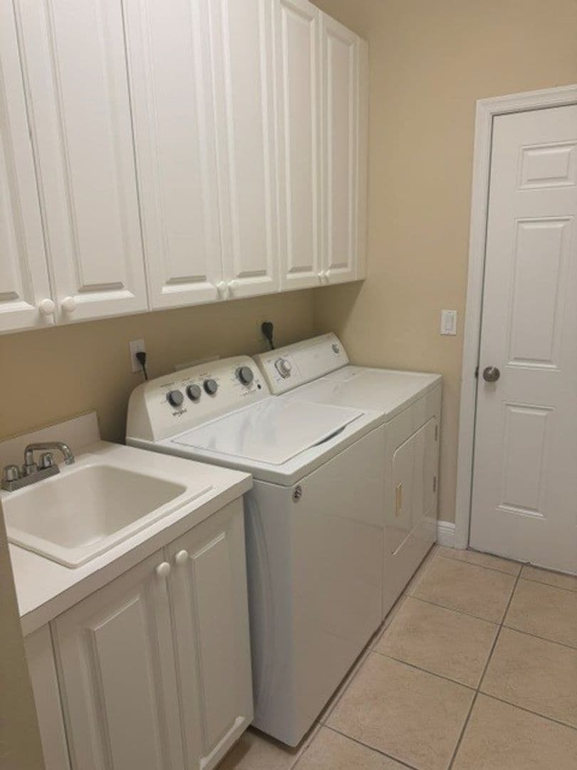 Fort Myers House: 13942 Bently Circle