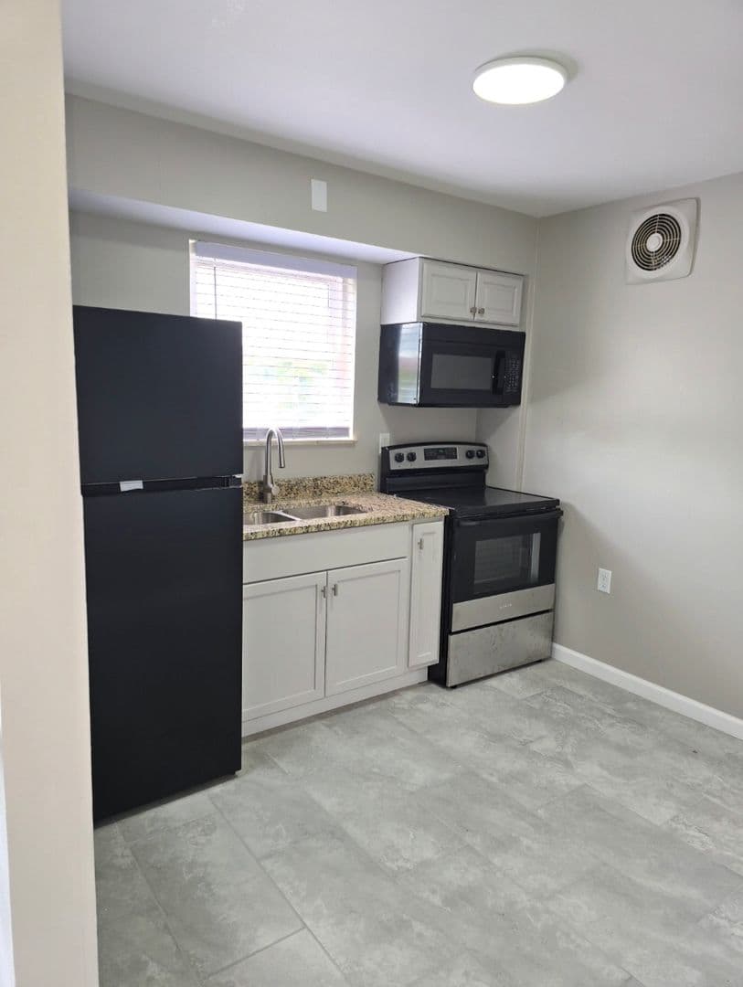 Cincinnati Apartment: 4105 W 8th St.