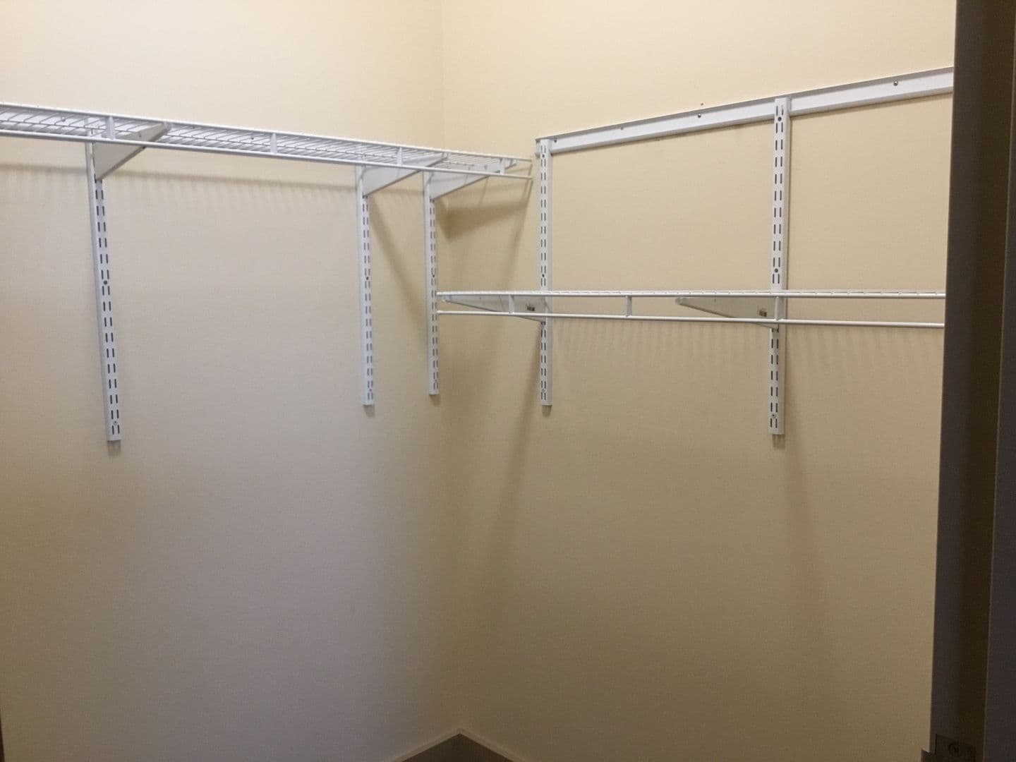 Davenport Apartment: 427 Pershing Ave.